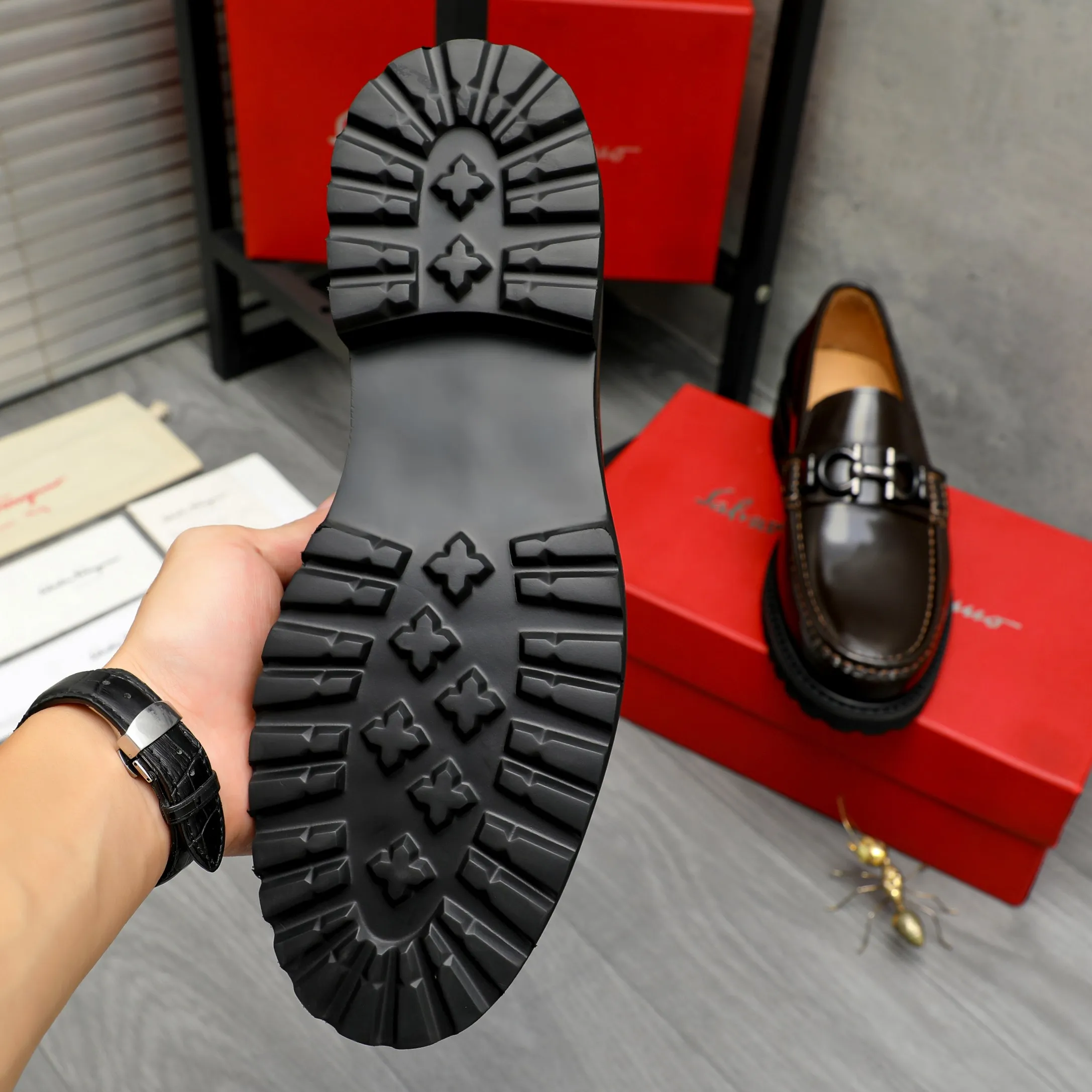 Men's shoes 💰442 Product trademark: Ferragamo "Ferragamo" business formal leather shoes Regular size: 38-46 (45.46 custom-made and non-returnable) Product materials: Selected pearlescent cowhide upper, cowhide lining, non-slip rubber outsole